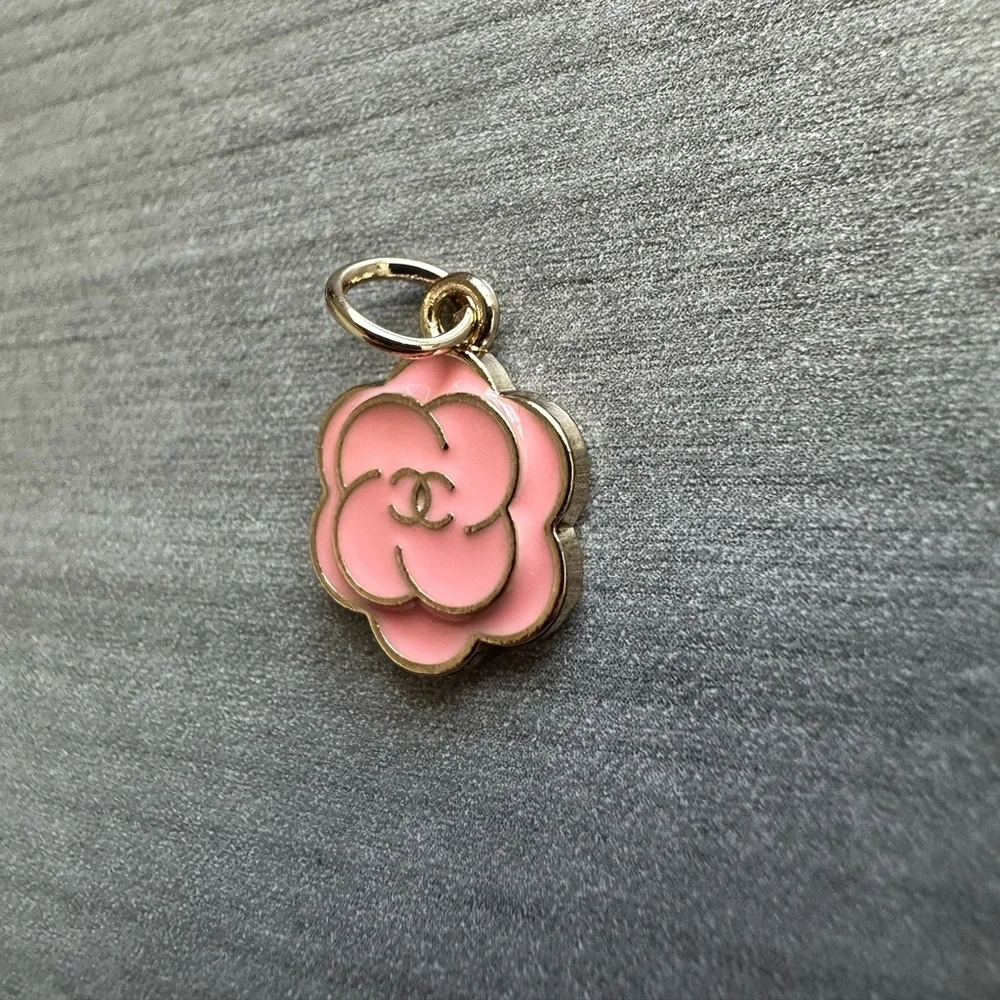 Rare Minu CC Luxury Gold Plated and Pink Enamel Flower  Pendent / Zipper Pull - Picture 4 of 7